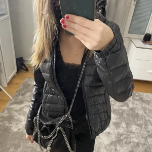 Jacka - Så snygg jacka! Nästintill oanvänd och skicket är super💕använd gärna köp nu!🛍️