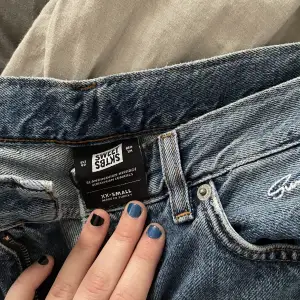 as snygga jeans från sweet sktbs som jag aldrig använder, använda max 5ggr  Jag brukar ha 28/32 i jeans och är 173 lång och de passar perfekt  skriv för mer bilder :) 