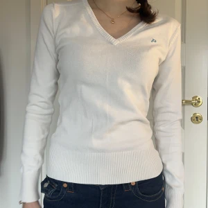 Vit tajt vintage topp - V-ringad topp, sitter tajt å snyggt Vintage peak performance  Köpte på Plick å den är lite nopprig på ena bröstet (syns på bilden), annars topp skick!