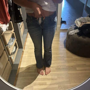 Low waist lee jeans - Sjukt snygga lee jeans. Dom är low waist och bootcut. Dom är försmå i midjan på mig som har ungefär 76cm i midjemått. 