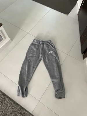 Mjukis byxor  - Säljer mina Nike mjukis byxor De är för små därför säljer jag dom😀