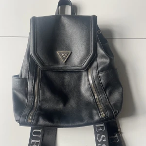Guess rygsäck - Sjukt snygg Guess ryggsäck. Den är i mycket bra skick då den endast använts ett fåtal gånger. Köpt för 1300kr, säljs för 400kr. Äkta guess
