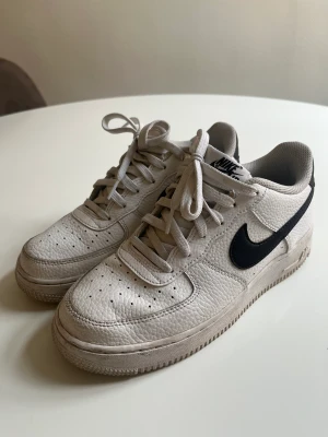 Air Force 1 - Säljer ett par Air force 1. Lite slitage på insidan fodret ( syns på vid 3). 