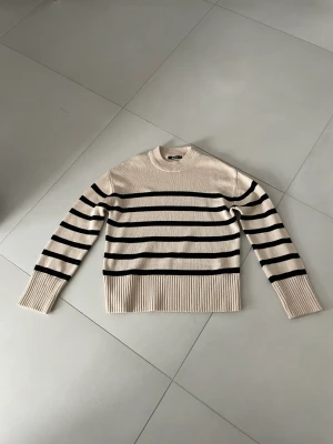 Stickad tröja  - Får tyvärr ingen användning av den länge🥰 Skriv om fler frågor eller bilder ❤️