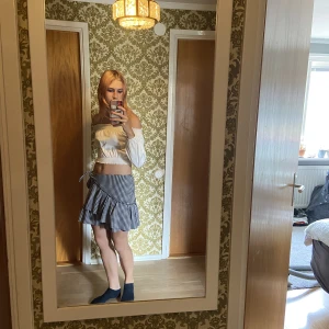 Rutig kjol  - Rutig kjol gullig volang