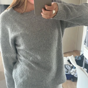 Grå stickad - Säljer en tunn grå stickad ifrån Vero moda, i storlek S!  