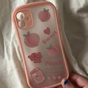Säljer ett jättegulligt mobilskal med massa persikor på (^^) köpt på kawaii shop för några år sedan och nästan aldrig använt. Passar för iPhone 11!
