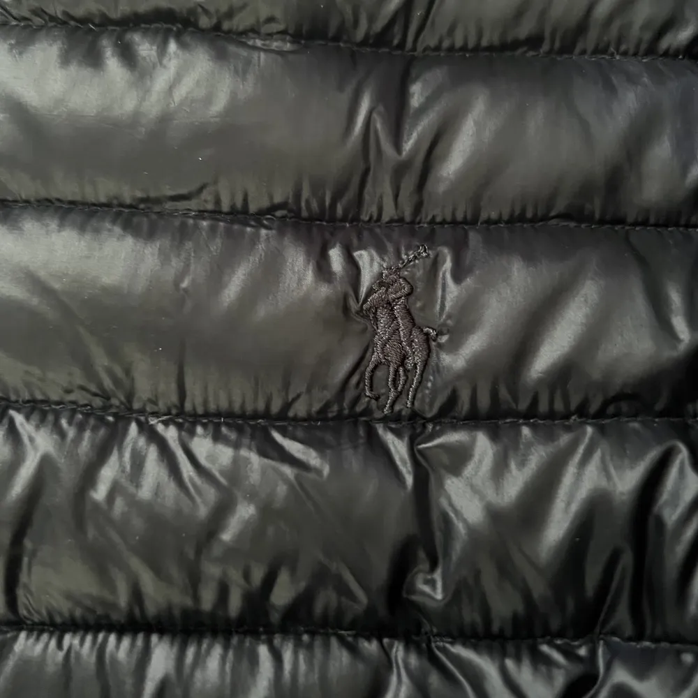 En fin tunnare jacka från Ralp lauren, som är i nyskick. Ser svart ut på bilden men är svart/mörk blå . Jackor.