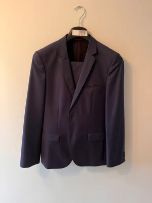 Hugo Boss Kostym Blå - Somrig studentkostym. Endast använd ett fåtal gånger men har vissa fläckar–enkla att tvätta bort! Slim fit storlek.