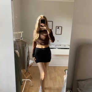 Tröja  - En stickad brun tröja som är i bra skick🥰