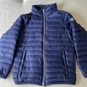 Sail Racing jacka - Säljer denna sail racing jacka, då jag vuxit ur den. Använt under en vinter och den är i väldigt bra skick.  Strl 150