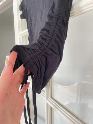 T-shirt  - Tshirt med justerbar längd och knyten vid sidorna. Jättebra skick.