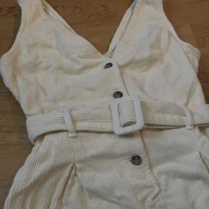 Klänning - Superfin gul klänning i manchester, tyvärr har den blivit för liten..