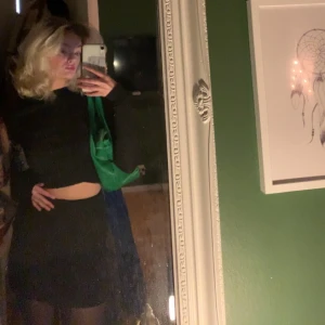 Kjol - En svart kjol som sitter tajt på kroppen 