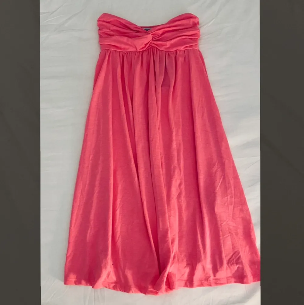 En jättefin rosa bandeau klänning köpt på sellpy men aldrig använd💗 Köpt för runt 150kr och säljer för 50kr inkl frakt 39kr!. Klänningar.