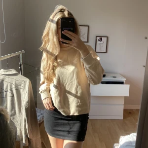 Tröja  - En tröja som är lite puffig på axlarna, använd 1 gång🥰