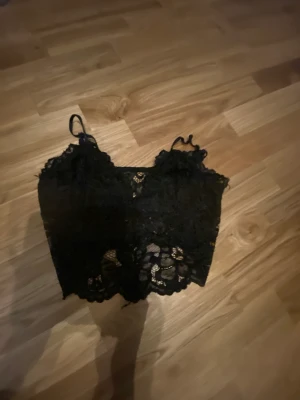 Tröja  - Den är i bra skick och har använts en gång och den är i storlek M men den är som storlek S 