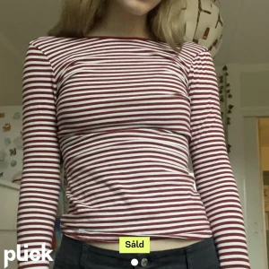 Randig topp - En randig topp från hm använd ca 2 ggr, superfint skick, lånade bilder så skriv om ni vill ha egna bilder, köparen står för frakt❤️✨