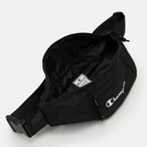 Väska - Säljer denna väska helt oanvänd med lappen kvar då jag inte kunde skicka tillbaka den 🥰