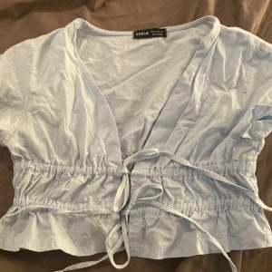 Topp - Supersöt ljusblå topp med justerbara band. Sparsamt använd <3