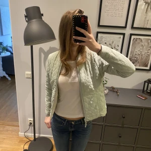 Jacka - Säljer denna super söta tunnare dunjackan som är vädbar du kan alltså ha två olika färger på den, den är i storlek 146/152 men funkar även på en s då jag kan ha den och jag har vanligtvis s