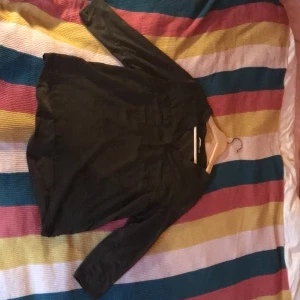 Blus - Blus från H&M. Använt skick. Taggarna klipptes av men det känns som s-m.