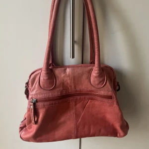 väska - Jätte fin rosa /röd väska!  Märket är ”Lennolds”😊