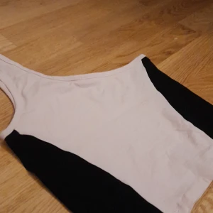 Rosa croptop - En rosa och svart oneshoulder croptop, sparsamt använd cch köpt på New Yorker. Storlek S, men är stretchig. Hel och ren 😊