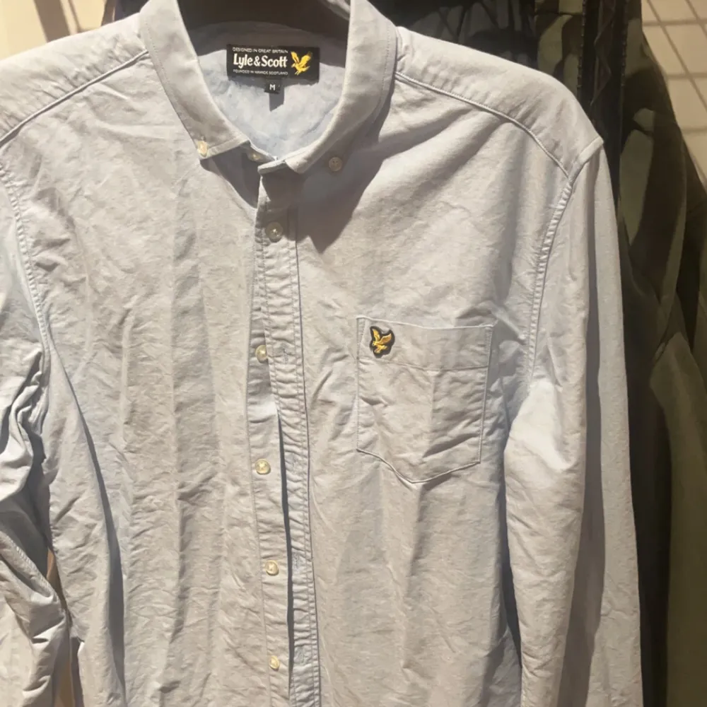 Säljer denna scott skjortan utan fläckar och inte så himla använd.. Skjortor.