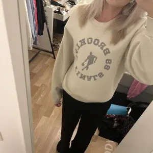 Säljer nu min sweatshirt från ginatricot som är använd ett par fåtal gånger💞