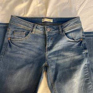 Lågmidjade bootcut jeans som aldrig använts eftersom att de är för korta för mig💗