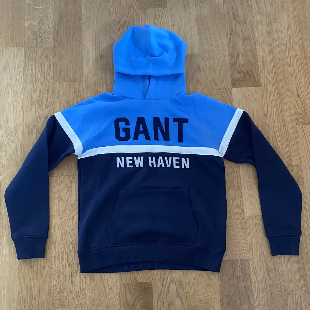 Jag säljer nu min helt nya gant hoodie då den va för liten. Super fet och helt ny med lapp på. Skick: 10/10 Nypris: 1200 kr. Hoodies.