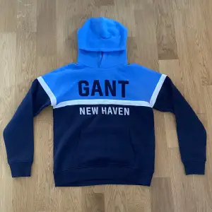 Jag säljer nu min helt nya gant hoodie då den va för liten. Super fet och helt ny med lapp på. Skick: 10/10 Nypris: 1200 kr