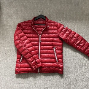 Moncler jacka  - Säljer en Moncler jacka som är i använt skick! Har ett litet lagat hål! Storlek 4 vilket motsvarar M!  Hör gärna av dig om du har frågor! 