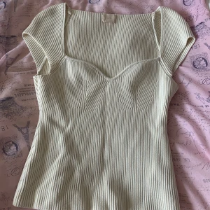 Vit beig tröja 🤍 - En fin tröja med hjärturingning från hm från förra vintern i storlek m skriv om du är intresserad🤍🤍