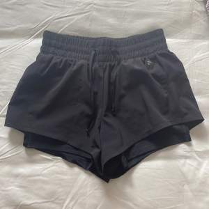 Dessa tränings shorts är i fint skick. De har dessutom korta tights inbyggt.🏃‍♀️