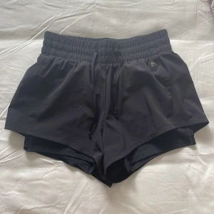 Tränings shorts  - Dessa tränings shorts är i fint skick. De har dessutom korta tights inbyggt.🏃‍♀️