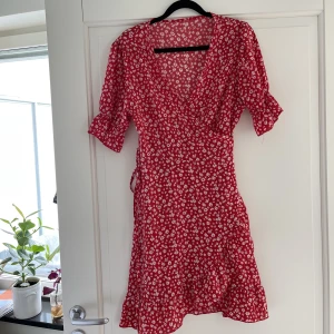 Sommarklänning❤️🌞🌻 - En röd klänning med vita blommor på! Otroligt fin och passar till både vardags och finare tillfällen! Säljer pga för liten :(