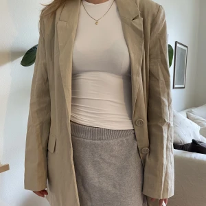 Linnekavaj - Lång linnekavaj i storlek 40 i beige