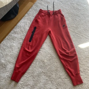 Nike tech byxor - Dessa byxor är i bra skick och ganska nya. Byxorna är i storlek xs.