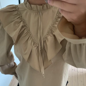 Blus  - Säljer denna fina blus med volanger från Gina tricot. Den är i stolek 36!