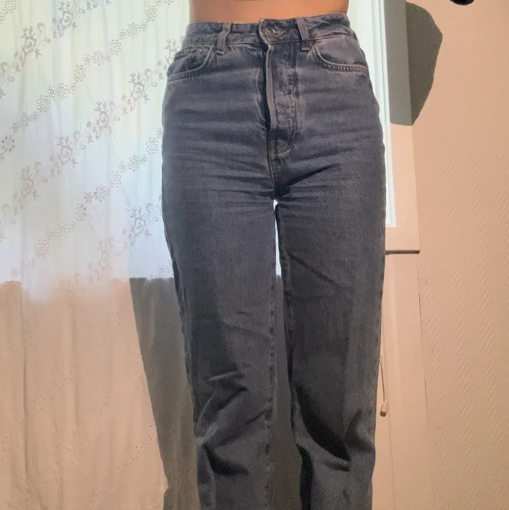 High waist straightleg jeans från Bik Bok, storlek 25. Har använts med omtanke. . Jeans & Byxor.