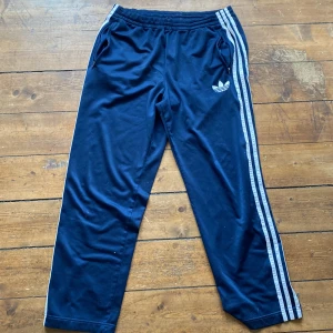 Adidas byxor - Breda Adidas track pants i bra skick. Saknar dock resorband. Nypris 550