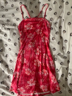 Rosa blommig klänning  - Jättevacker kort rosa klänning med öppen rygg!