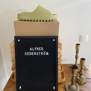 Yeezy slide - Yeezy slide resin EU 44,5 DSWT, köpta från adidas confirmed 