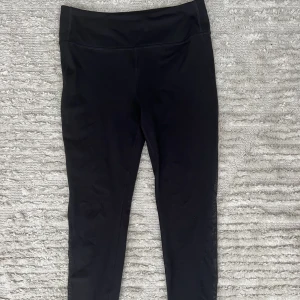 Träningstights  - Träningstights med mesh detalj på vaderna. Knappt använda strl M 