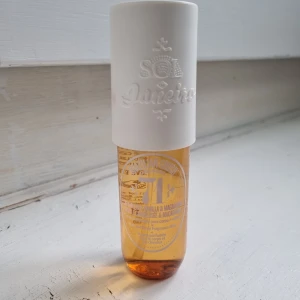 Sol De Janeiro Body Mist  - Säljer denna Sol de Janeiro Body Mist (71)♡ Nypris cirka 250 kronor.