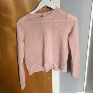 En jätte mysig rosa stickad tröja från H&M! Säljer då den blivit för liten!🩷