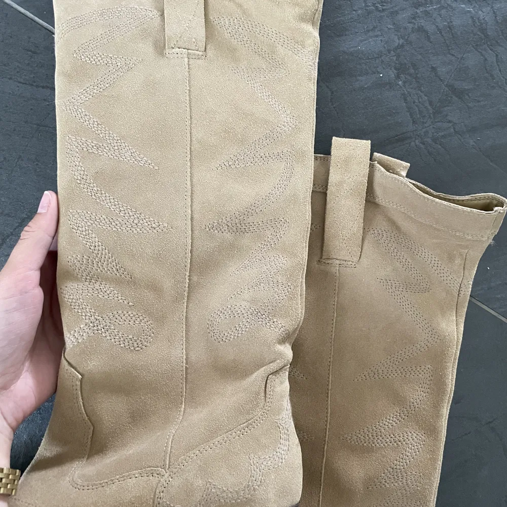 Säljer dessa boots från zara i storlek 38. Aldrig använda💕 köpare står för frakten. Pris kan diskuteras vid snabb affär . Skor.