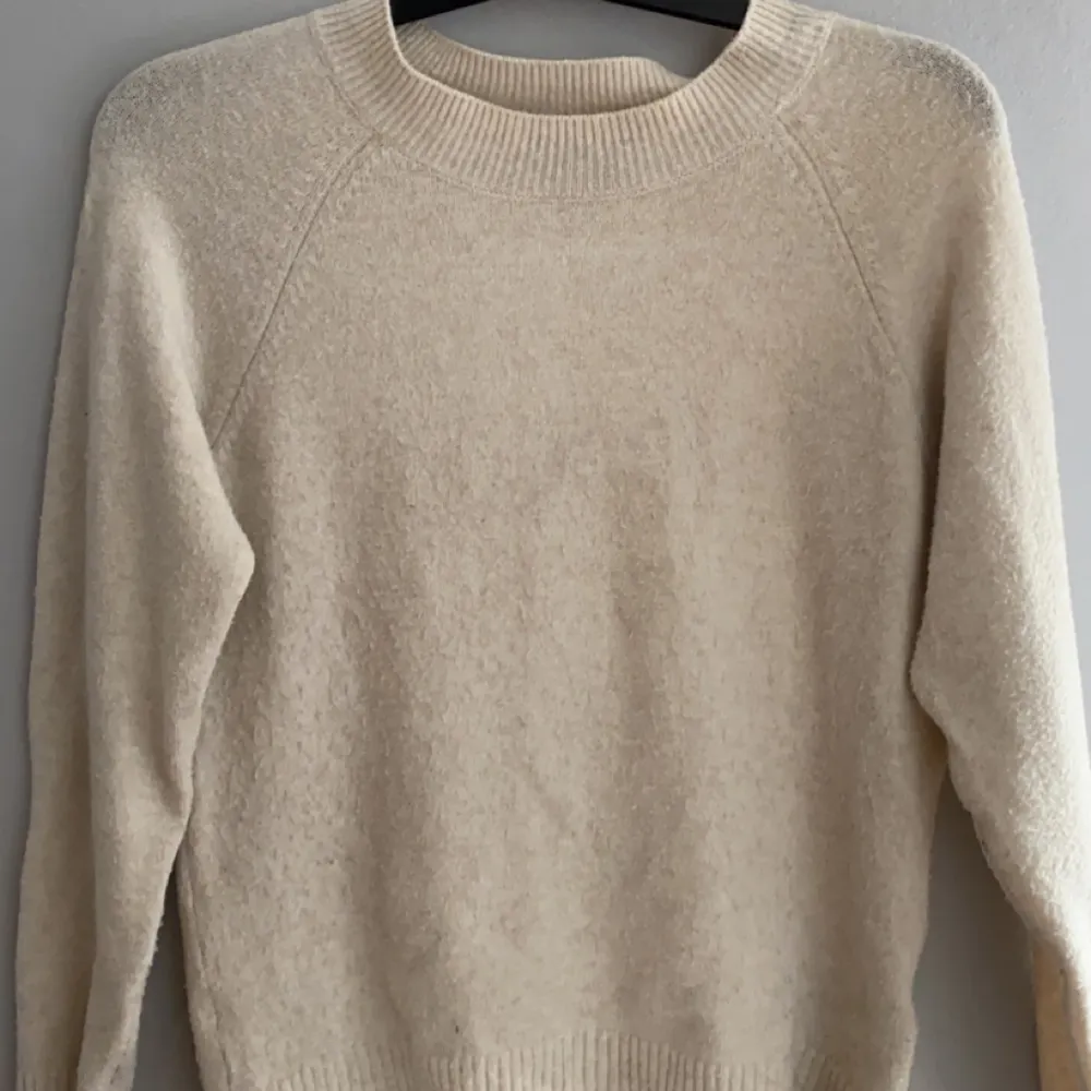 Beige stickad tröja från vero Moda i storlek xs, säljer då den ej kommer till användning.. Stickat.